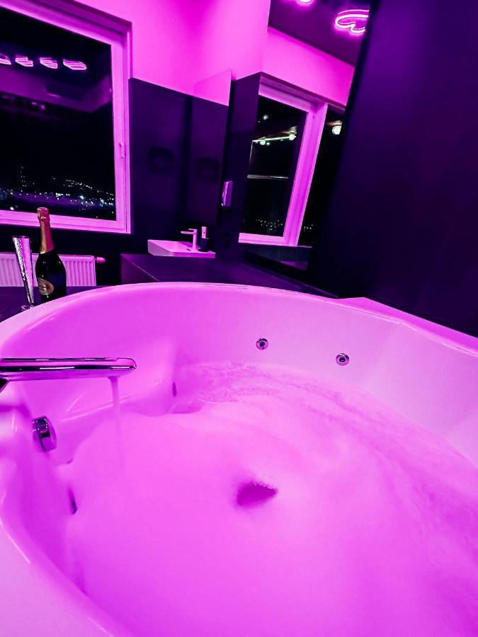 Appartamento Sky Deep Jacuzzi 30 Floor Klaipėda Esterno foto